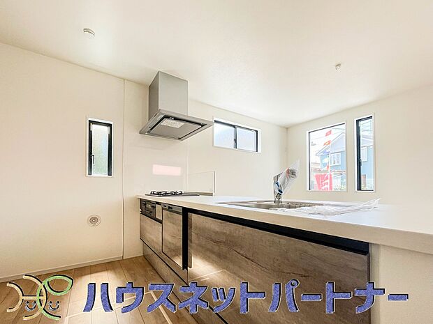 キッチン吊戸棚を無くす事によって、コミュニケーションを重視した設計に致しました。区画によって変わる一体感を、実際にご覧になって頂けましたらと思います。