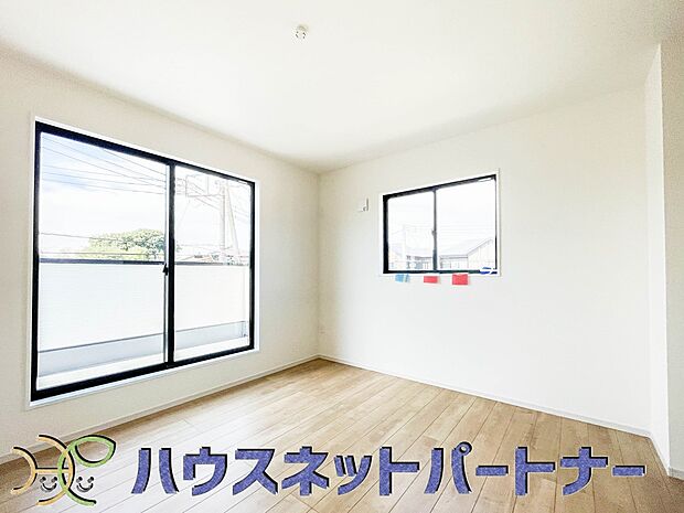 太陽の光がお部屋を照らしてくれます。こんな朝を迎えると今日一日を頑張ろうと思えてきますよね。