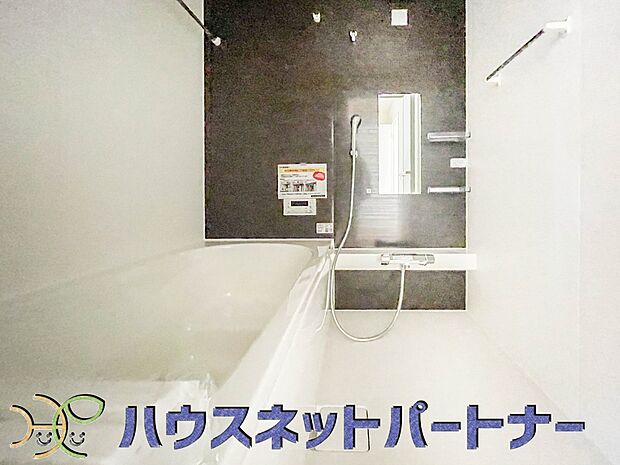 高級感溢れるカラーと大きさ・柔らかな曲線で構成された半身浴も楽しめるバスタブが心地よさをもたらします。