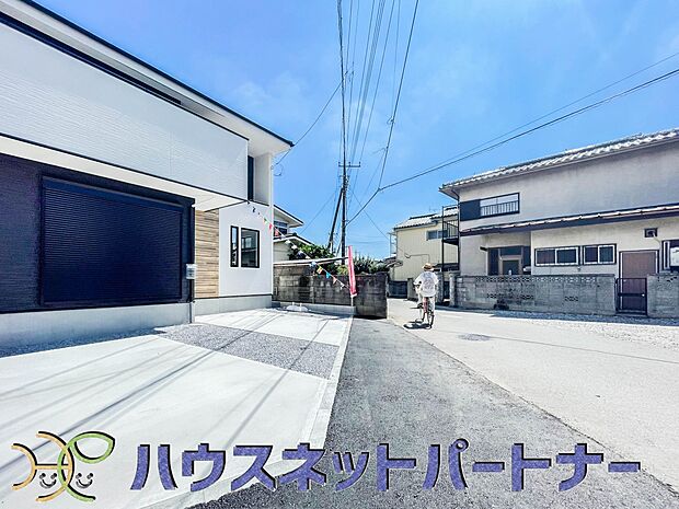 前面道路は5mあり広いので駐車も楽ちん。