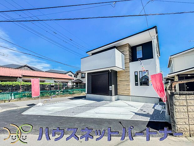 堂々たる趣ながら、主張し過ぎずどこか余裕を感じさせるシャープなフォルムで佇む邸宅は、晴天の空と照らし合わせる事で、本来あるべき完成形の姿を見せてくれます。