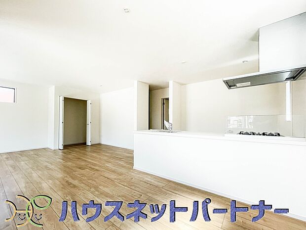 忙しい朝でも家族揃って食事をして頂ける、ゆとりある大きさのダイニングスペース。奥様の手料理をカウンター越しに受けとって頂き、テーブルで囲む素敵な時間を存分にお愉しみ下さい。