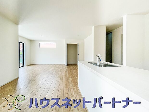 明るく開放的なダイニング。家族とのコミュニケーションが取りやすく、みんなの笑顔が溢れます