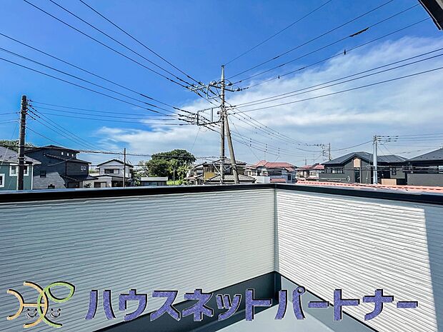 周辺は高い建物が無く、解放感が感じられます。