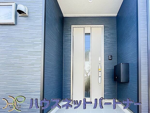 玄関の扉を開けるとそこは家族の待つお家。笑い声が聞こえてきそう。