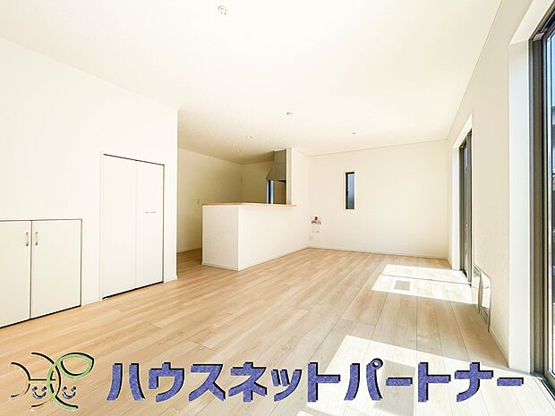 整然とした空間演出、快適な理想の暮らしの実現は家のみの拘りではなく、そこで暮らす方々にとって素敵な環境であることも挙げられると思います。四季折々の変化が奏でる鼓動を楽しんで下さい。