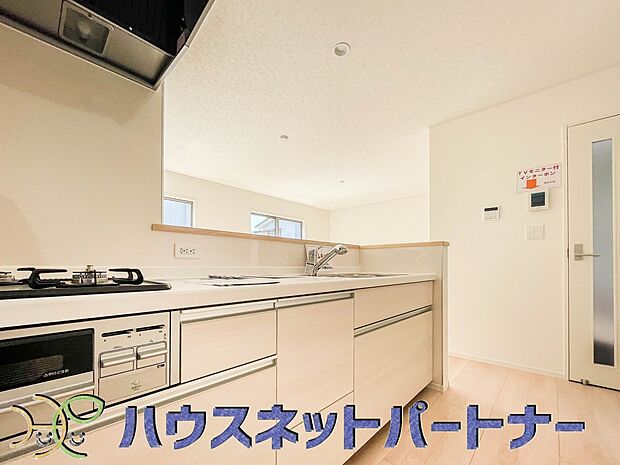 三口コンロで料理の幅を拡げてくれる使いやすいシステムキッチンを採用。洗い場も大きいので野菜や食器を洗ったりする際にも捗り、奥様の強い味方となってくれるはずです。