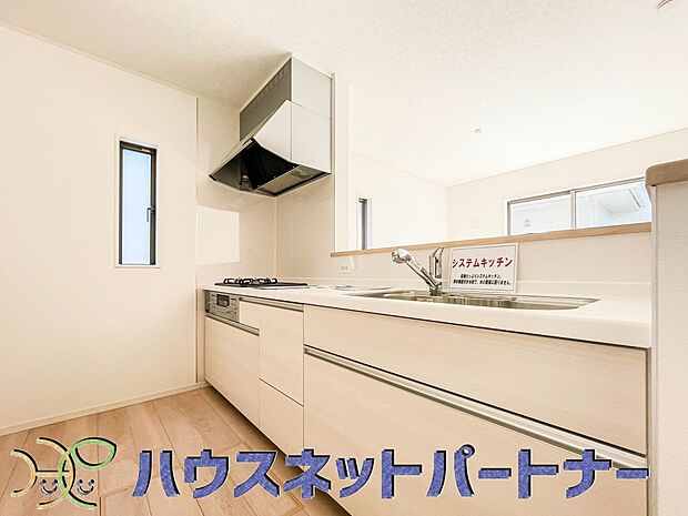 明るい自然光が入る作業スペースを多くとったキッチン採用。夫婦揃ってキッチンに立っても調理がしやすく、家事をしながら会話も弾みます。食器類もすっきりと片付く収納力。