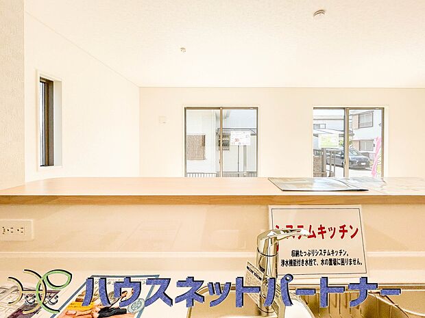 家族の様子を見ながらキッチンでお料理。一日の出来事を会話しながらの家事は嬉しいコミュニケーション。