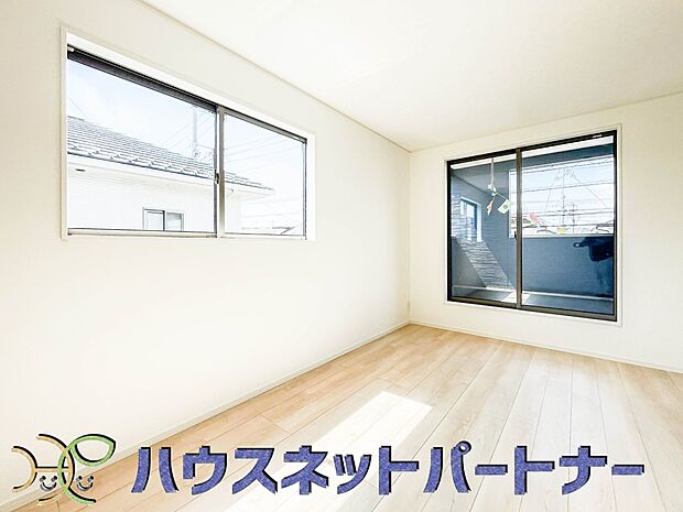 ベッドを置いて主寝室をイメージ。それでも広々してますね。