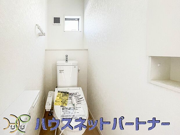 小窓を設置する事により明るく、通気性の良いトイレとなっております。中はゆとりのある大きさを確保しておりますので、ゆったりとお使い頂けます。