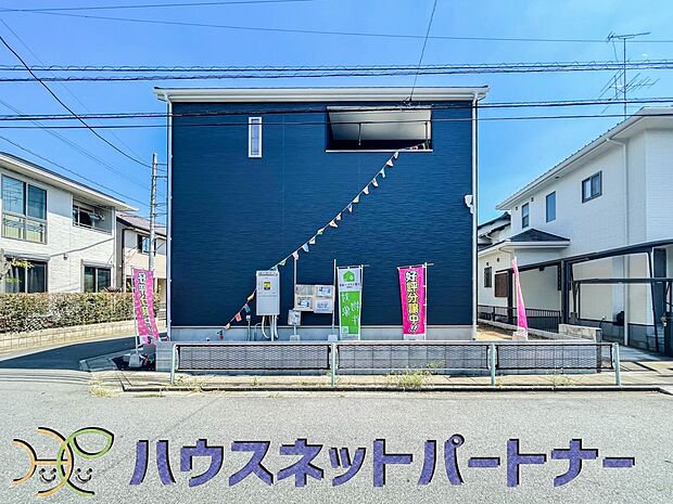 堂々たる趣ながら、主張し過ぎずどこか余裕を感じさせるシャープなフォルムで佇む邸宅は、晴天の空と照らし合わせる事で、本来あるべき完成形の姿を見せてくれます。