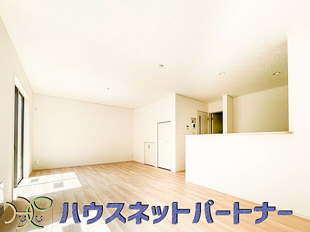 リビングは、食事スペースと寛げる場所設けてもまだ余裕の広さ。明るい光が照らしてくれます。