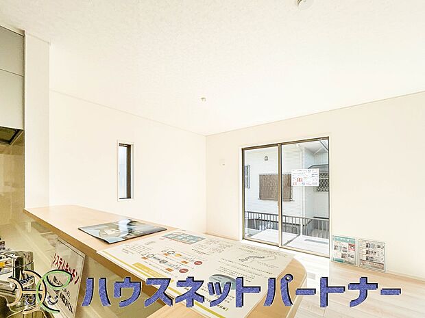 キッチン吊戸棚を無くす事によって、コミュニケーションを重視した設計に致しました。区画によって変わる一体感を、実際にご覧になって頂けましたらと思います。