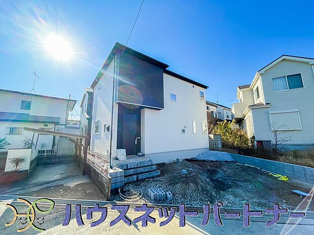 堂々たる趣ながら、主張し過ぎずどこか余裕を感じさせるシャープなフォルムで佇む邸宅は、晴天の空と照らし合わせる事で、本来あるべき完成形の姿を見せてくれます。