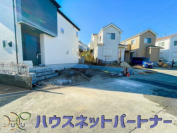 前面道路は6ｍあり広いので駐車も楽ちん。