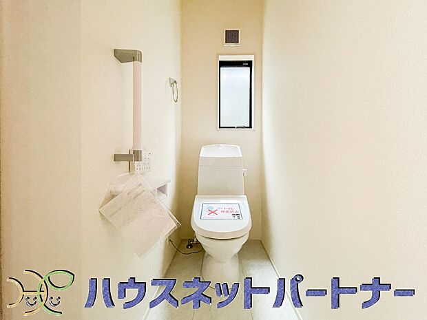 シャワー付きトイレは2ヶ所。安全性を考慮して手すりを付けています。