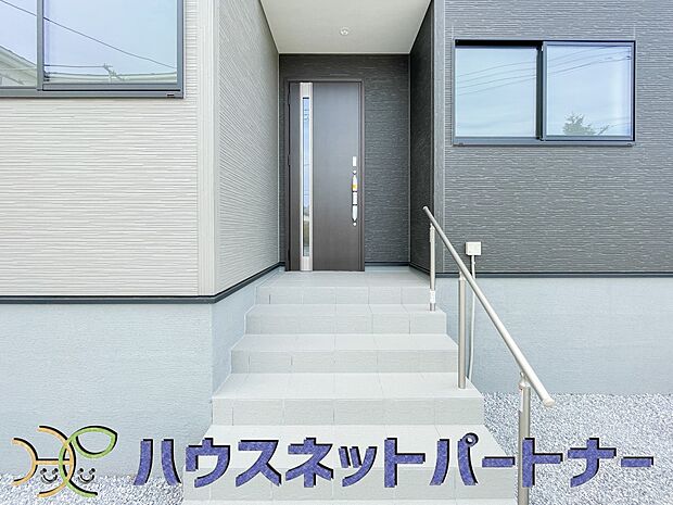 玄関の扉を開けるとそこは家族の待つお家。笑い声が聞こえてきそう。