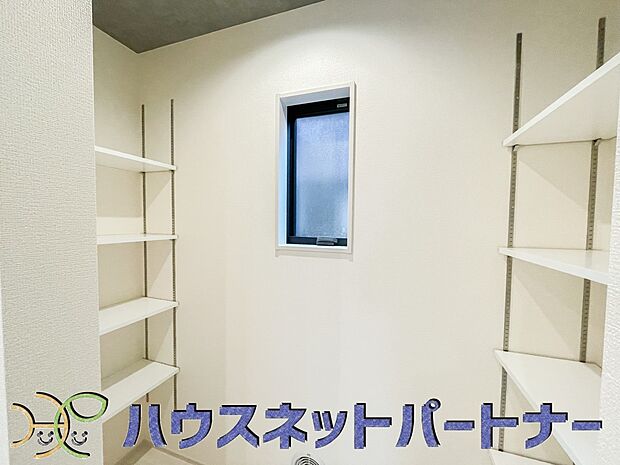 キッチン内には可動棚付きのパントリーを設置。広くて収納力もあるので、快適に料理をすることができます。