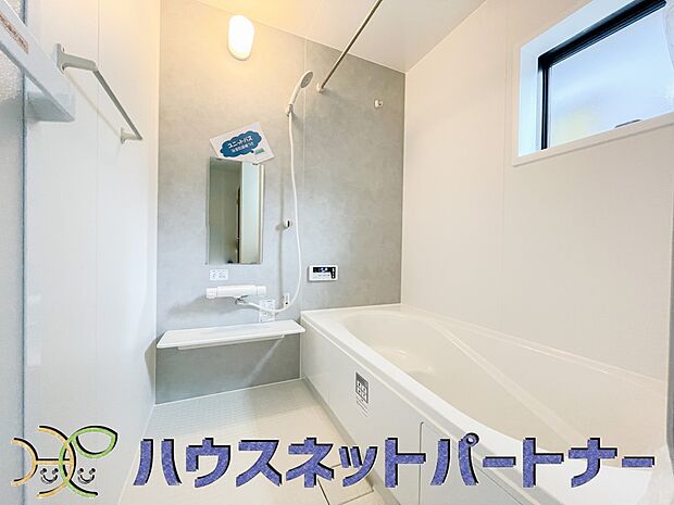 高級感溢れるカラーと大きさ・柔らかな曲線で構成された半身浴も楽しめるバスタブが心地よさをもたらします。窓もあるので換気もしっかりできますね。