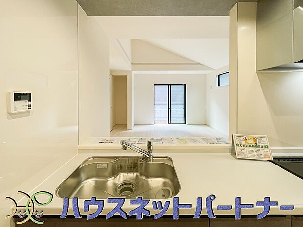 人工大理石のワークトップやシンクは、水を流しただけできれいになったように見えます。白いキッチンは明るく清潔感があり、とっても素敵です。