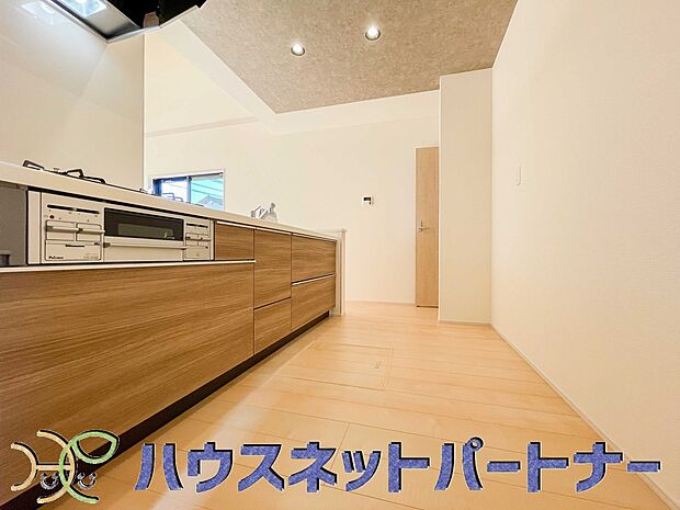 キッチン吊戸棚を無くす事によって、コミュニケーションを重視した設計に致しました。区画によって変わる一体感を、実際にご覧になって頂けましたらと思います。 