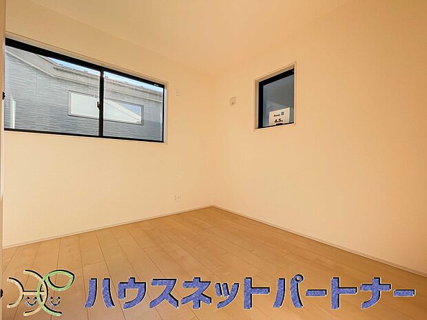 ベッドを置いて主寝室をイメージ。それでも広々してますね。