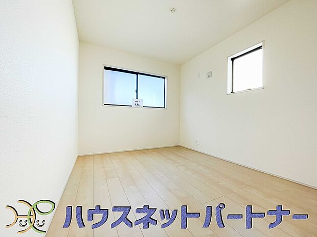 柔らかな光り差し込む家族に優しい洋室は子供部屋にぴったり。