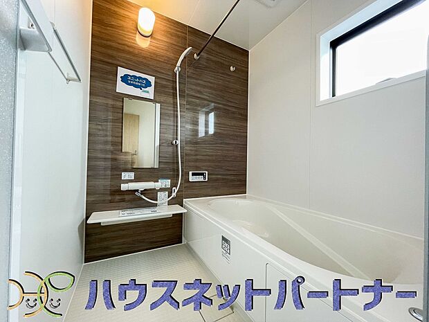 窓がある浴室は心地よいバスタイムを演出してくれます。たまには本を読みながら半身浴もいいですね。