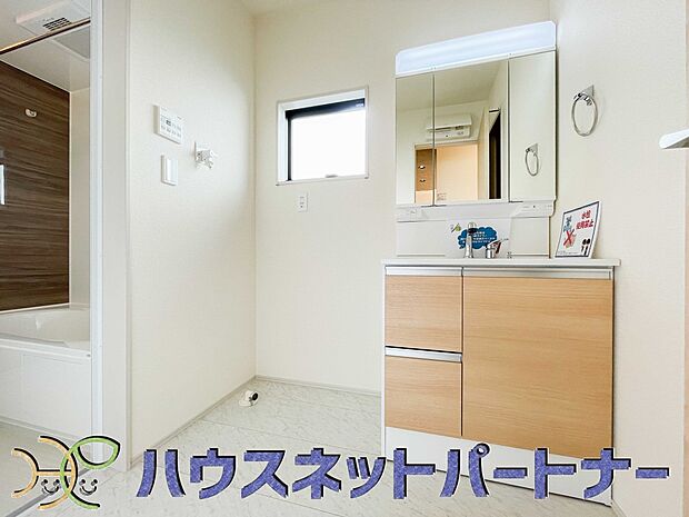 家の中でも特にプライベートスペースとなる洗面所は、洗濯場所と浴室を同じ空間でまとめております。小窓を設置しておりますので、熱気などが籠りやすい空間でちょっとした空気の入れ替えを。