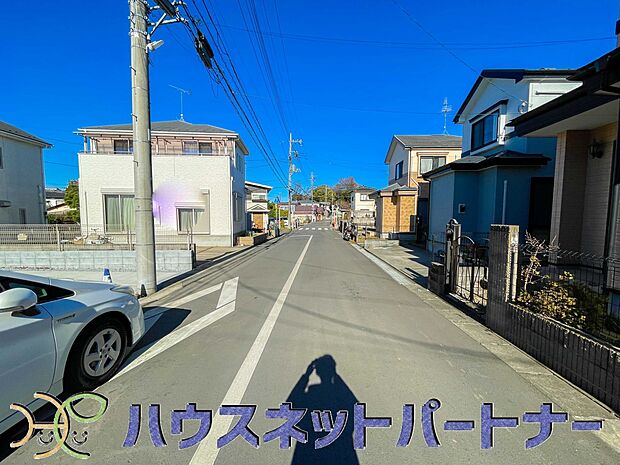 前面道路は6ｍあり広いので駐車も楽ちん。