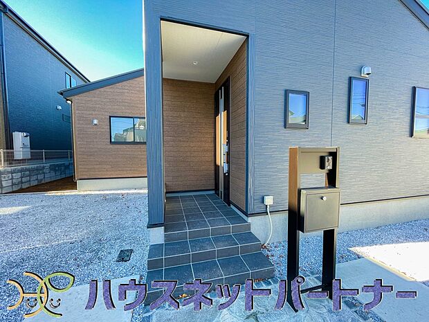 玄関の扉を開けると家族の待つお家。幸せを感じる瞬間です。