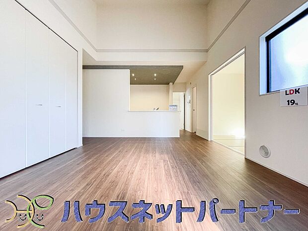 広いリビングは19帖。ソファーを置いて、テーブルを置いて・・。考えただけでワクワクしますね。