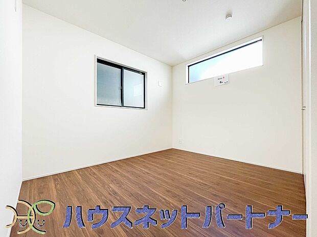 明るい窓のあるお部屋は子供部屋にぴったり。可愛い家具で素敵なお部屋に。