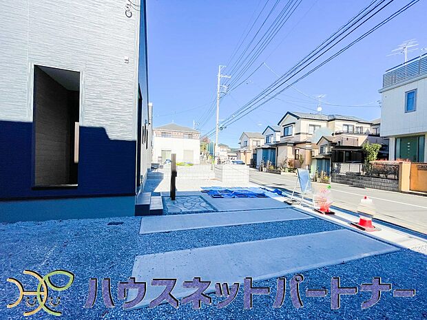 広々した駐車スペースは並列2台分。駐車が苦手な方もラクチンです。