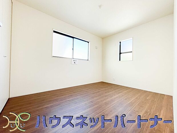 柔らかな日差しが入る洋室は落ち着いた雰囲気のお部屋です。ベッドを置いてゆったりと心も体も休まるお部屋へ。