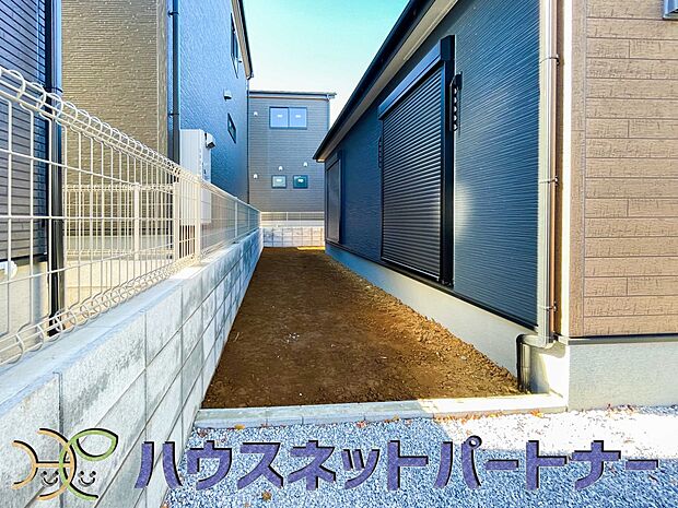 自宅に土いじりが出来るスペースって本当にいいですよね。季節のお花を植えてみては如何ですか。