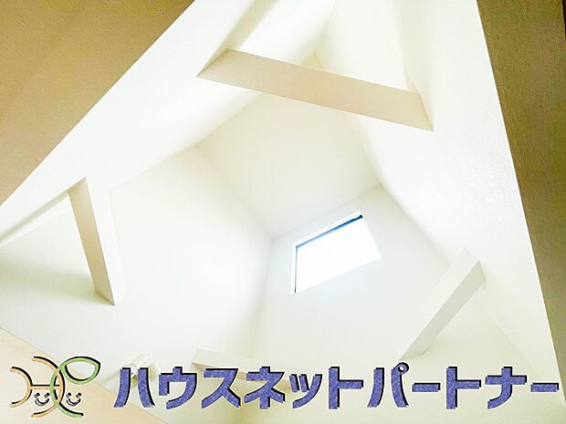 おしゃれな空間を演出する吹抜け。日中の光を家の奥に取り込んだり、広々とした印象と開放感を与えてくれます。上階とつながることで、いつも家族を近くに感じられることも大きなポイントです。