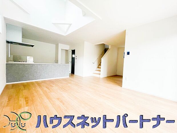 リビングは、食事スペースと寛げる場所設けてもまだ余裕の広さ。明るい光が照らしてくれます。