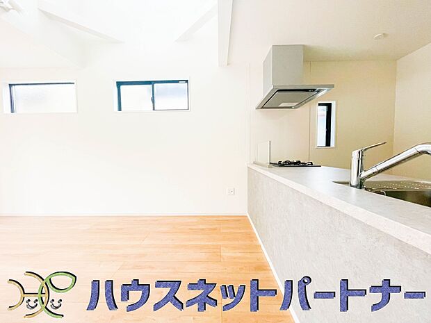 お料理できたらカウンターから手渡しができます。家族で会話をしながらお料理を楽しく。