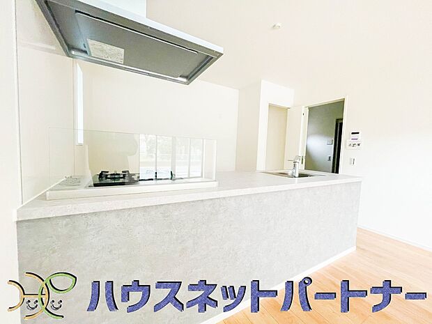 キッチン吊戸棚を無くす事によって、コミュニケーションを重視した設計に致しました。区画によって変わる一体感を、実際にご覧になって頂けましたらと思います。 