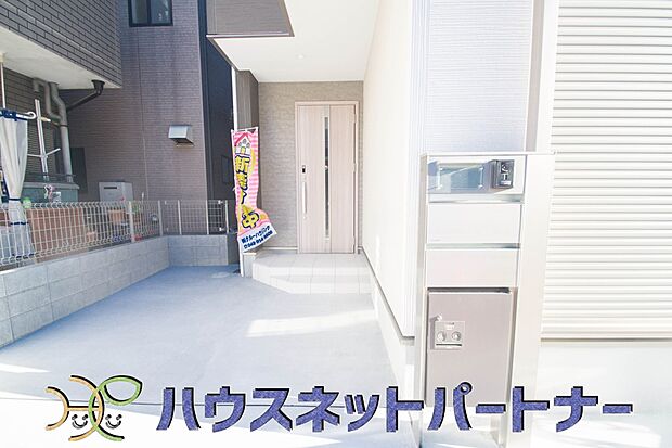 玄関の扉を開けると家族の待つお家。幸せを感じる瞬間です。