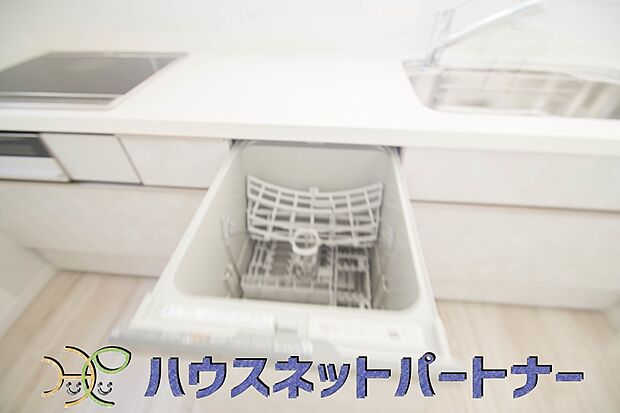 ビルトイン食器洗乾燥機完備。家事のお手伝いをしてくれる奥様の味方です。食器を洗っている間にお掃除など、様々なシーンで家事の時短に役立つ食洗機。省スペースのビルトインタイプを採用致しました。