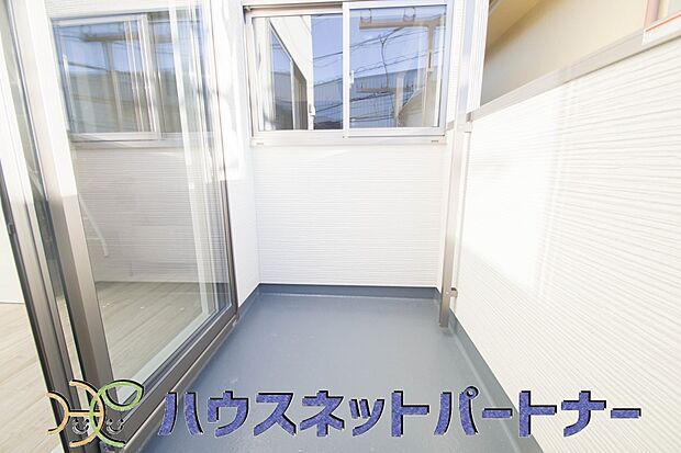 青い空が近くに感じるバルコニーは、爽やかな風をお部屋へ運んでくれます。