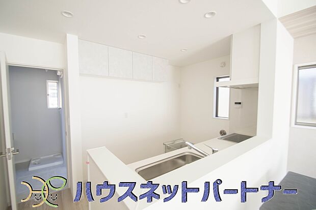 カウンターキッチンなら、リビングで遊ぶ子供の様子を見ながら料理ができるので安心です。