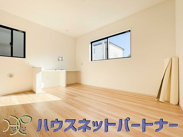 太陽の光が照らす明るいリビングは、開放感があり通風・採光に優れ、心地よい光と風が舞い込んできます。心休まるリビングは何よりも快適な時間を過ごせます。