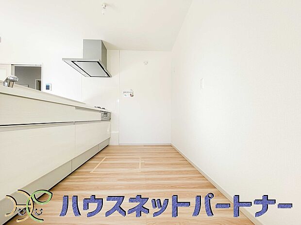 カウンターキッチンは広くて収納力もあるので、快適に料理をすることができます。食器や炊事用具を手の届くところに配置しやすいため調理もスピーディーです。