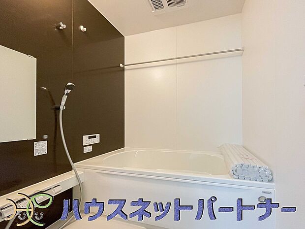 高級感溢れるカラーと大きさ・柔らかな曲線で構成された半身浴も楽しめるバスタブが心地よさをもたらします。