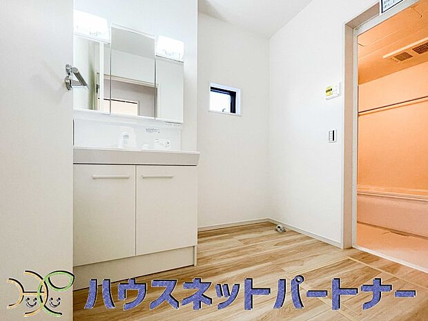 大きく見やすい三面鏡で清潔感ある洗面台は、身だしなみチェックや肌のお手入れに最適です。何かと物が増える場所だからこそ、スッキリと見映えの良い空間に拵えました。