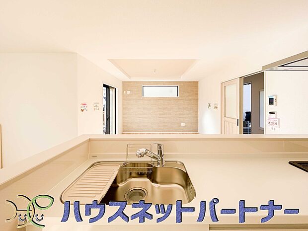 カウンターキッチンなら、リビングで遊ぶ子供の様子を見ながら料理ができるので安心です。料理を運んでもらったり、子供にお手伝いしてもらいやすいのもいいですね♪